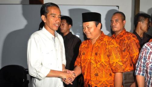 Jokowi bersalaman dengan saingannya dari PKS, Hidayat Nur Wahid